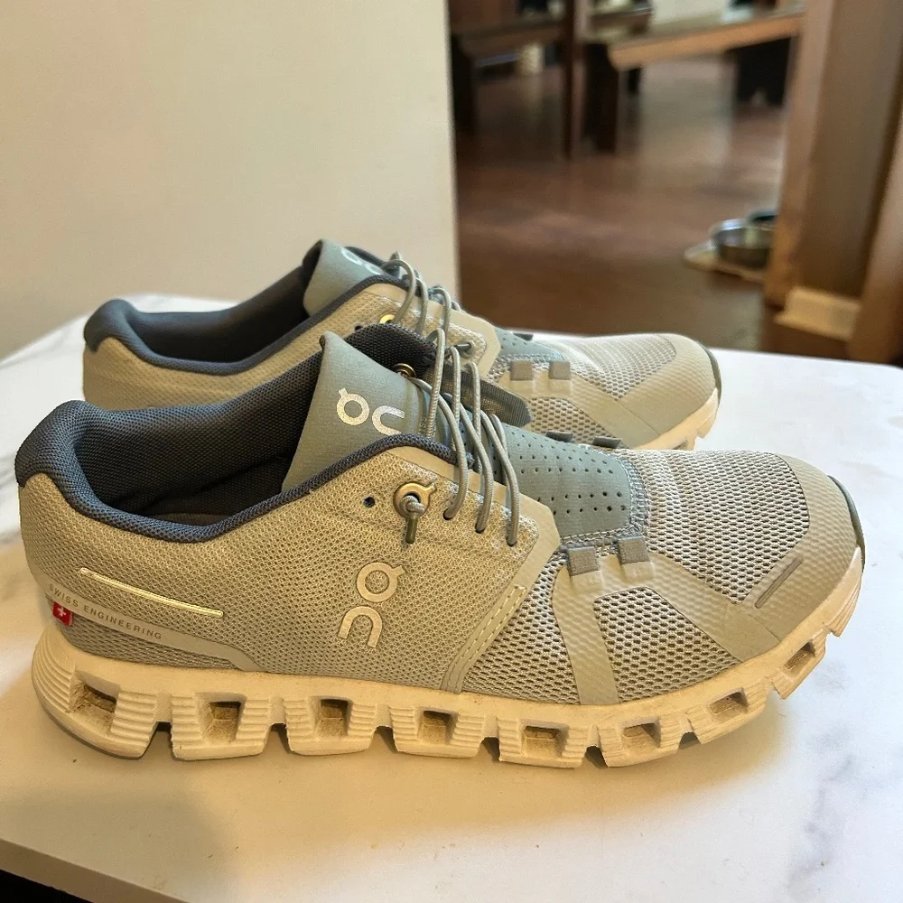 On clouds - Picture 1 of 5